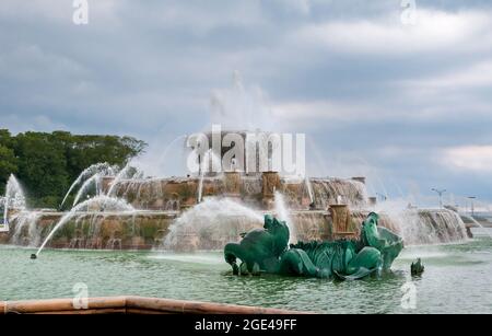 Buckingham Memorial Fountain im Zentrum des Grant Park und der Skyline von Chicago im Hintergrund, Illinois, USA Stockfoto