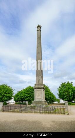 Landschaft mit Obelisk rund um den Putbus Circus, einem klassizistischen Baugebiet auf der Insel Rügen in Deutschland Stockfoto