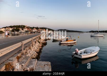 Rogoznica, Kroatien-8. Juli 2021: Schöner, goldener Sonnenuntergang über der Touristenstadt Rogoznica an der dalmatinischen Küste Kroatiens Stockfoto