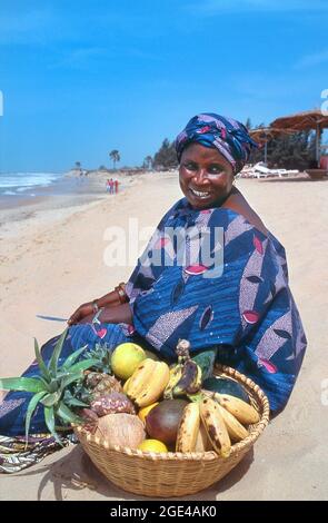 Einheimische Frau, die Obst am Strand in Gambia verkauft Stockfoto