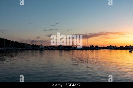 Rogoznica, Kroatien-8. Juli 2021: Schöner, goldener Sonnenuntergang über der touristischen Stadt Rogoznica an der dalmatinischen Küste Kroatiens, oberhalb des Stadthafens mit anc Stockfoto