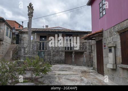 COMBARRO, SPANIEN - 13. Jul 2021: Ein Combarro ist eine wunderschöne Stadt an der galizischen Küste an einem Sommernachmittag. Stockfoto