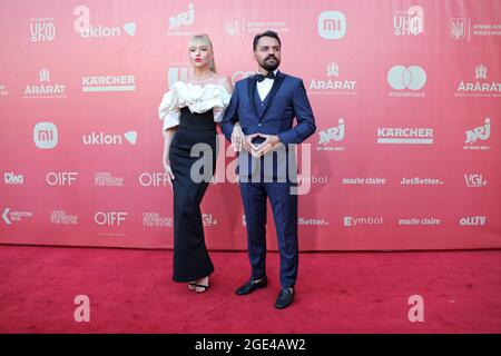 ODESA, UKRAINE - 14. AUGUST 2021 - die ukrainische Sängerin Olya Polyakova und der Produzent Mykhailo Yasynskyi nehmen an der Veranstaltung zum Roten Teppich in der Odesa Internatio Teil Stockfoto