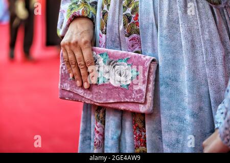 ODESA, UKRAINE - 14. AUGUST 2021 - eine gestickte rosa Samtkupplung ist während des Red Carpet Events beim Odesa International Film Festival abgebildet Stockfoto