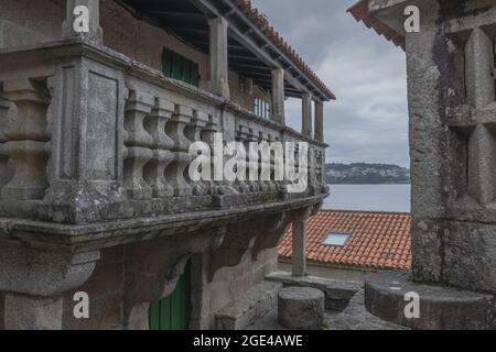 COMBARRO, SPANIEN - 13. Jul 2021: Ein Combarro ist eine wunderschöne Stadt an der galizischen Küste an einem Sommernachmittag. Stockfoto