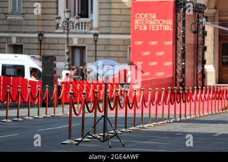 ODESA, UKRAINE - 14. AUGUST 2021 - der rote Teppich des Odesa International Film Festival (OIFF) 2021 findet außerhalb des Odesa National Academic statt Stockfoto