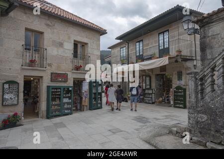 COMBARRO, SPANIEN - 13. Jul 2021: Ein Combarro ist eine wunderschöne Stadt an der galizischen Küste an einem Sommernachmittag. Stockfoto