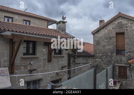 COMBARRO, SPANIEN - 13. Jul 2021: Ein Combarro ist eine wunderschöne Stadt an der galizischen Küste an einem Sommernachmittag. Stockfoto