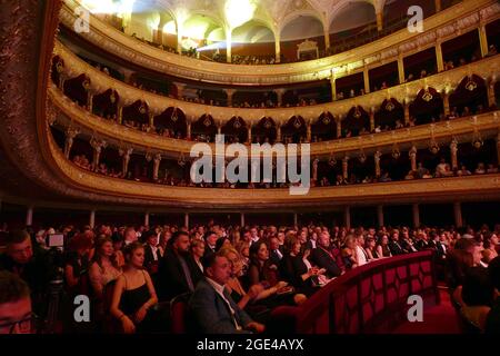 ODESA, UKRAINE - 14. AUGUST 2021 - Gäste besetzen die Grube und Stände im Odesa National Academic Opera and Ballet Theatre während der offiziellen Eröffnung Stockfoto