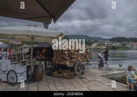 COMBARRO, SPANIEN - 13. Jul 2021: Ein Combarro ist eine wunderschöne Stadt an der galizischen Küste an einem Sommernachmittag. Stockfoto