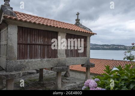 COMBARRO, SPANIEN - 13. Jul 2021: Ein Combarro ist eine wunderschöne Stadt an der galizischen Küste an einem Sommernachmittag. Stockfoto