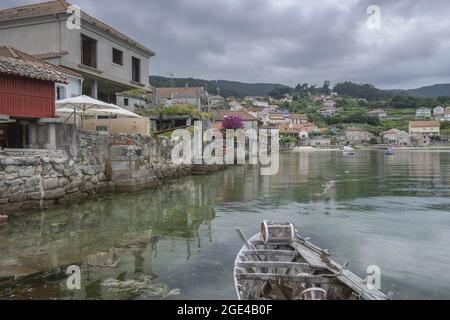 COMBARRO, SPANIEN - 13. Jul 2021: Ein Combarro ist eine wunderschöne Stadt an der galizischen Küste an einem Sommernachmittag. Stockfoto