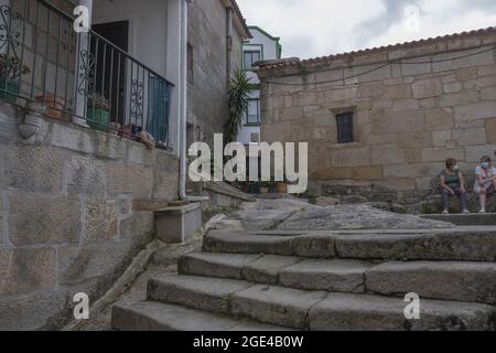 COMBARRO, SPANIEN - 13. Jul 2021: Ein Combarro ist eine wunderschöne Stadt an der galizischen Küste an einem Sommernachmittag. Stockfoto