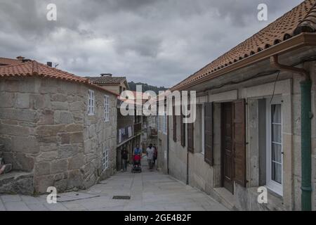 COMBARRO, SPANIEN - 13. Jul 2021: Ein Combarro ist eine wunderschöne Stadt an der galizischen Küste an einem Sommernachmittag. Stockfoto