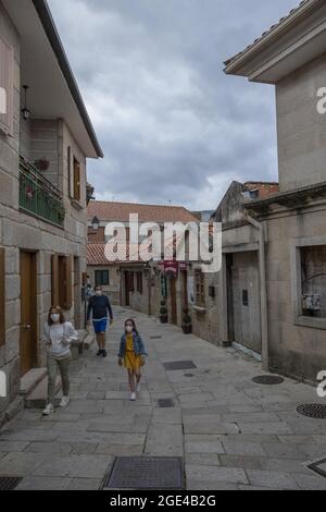 COMBARRO, SPANIEN - 13. Jul 2021: Ein Combarro ist eine wunderschöne Stadt an der galizischen Küste an einem Sommernachmittag. Stockfoto