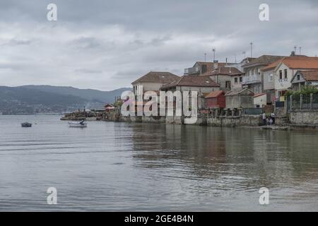 COMBARRO, SPANIEN - 13. Jul 2021: Ein Combarro ist eine wunderschöne Stadt an der galizischen Küste an einem Sommernachmittag. Stockfoto