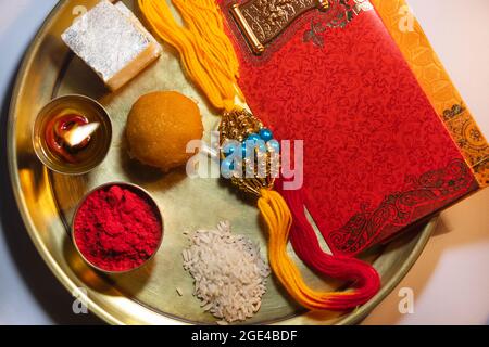 Rakhi wurde anlässlich von Raksha Bandhan in einem dekorativen Thali gehalten Stockfoto