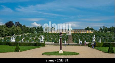 Der Schlossgarten Mit Dem Schloss Sanssouci In Potsdam Stockfoto