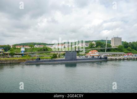 Küstenlandschaft mit einem U-Boot am Hafen von Sassnitz auf Rügen, Deutschland Stockfoto