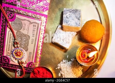 Nahaufnahme Rakhi in einem dekorativen Thali anlässlich von Rakshabandhan gehalten Stockfoto