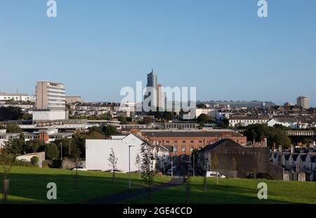 Blick über die älteren viktorianischen Häuser in Plymouth zu den Beckley Point Studentenwohnungen mit Copyspace nach oben. Stockfoto