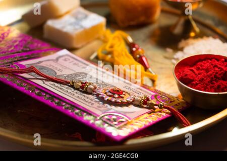 Nahaufnahme Rakhi in einem dekorativen Thali anlässlich von Rakshabandhan gehalten Stockfoto