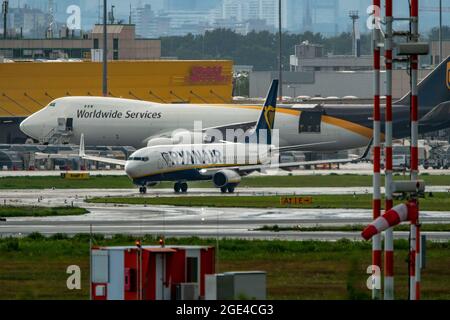 Köln-Bonn Airport, CGN, Ryanair Boeing 737 auf dem Rollweg, Cargo Center, UPS Airline Frachtflugzeug, NRW, Deutschland Stockfoto