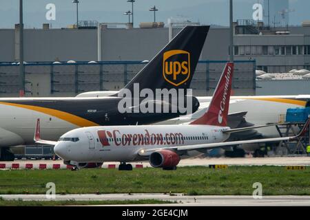 Flughafen Köln-Bonn, CGN, Corendon Boeing 737, auf dem Rollweg, Cargo Center, UPS Airlines Boeing 747, Köln, NRW, Deutschland Stockfoto