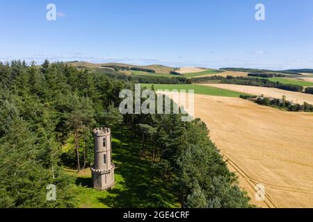 Luftaufnahme des Kirktonhill Tower in der Nähe von Marykirk, Aberdeenshire, Schottland. Stockfoto