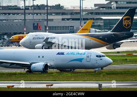 ASL Airlines, Frachtflugzeug, Frachtfluggesellschaft, Boeing 737, auf dem Rollweg, UPS Cargo Center, Flughafen Köln-Bonn, CGN, NRW, Deutschland Stockfoto