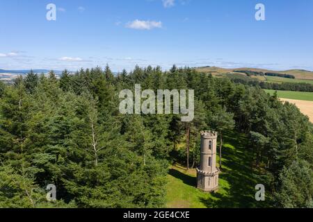 Luftaufnahme des Kirktonhill Tower in der Nähe von Marykirk, Aberdeenshire, Schottland. Stockfoto