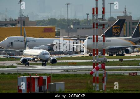 Flughafen Köln-Bonn, CGN, Ryanair Boeing 737 bei der Landung, Frachtzentrum, UPS Airline Frachtflugzeug, Köln, NRW, Deutschland Stockfoto