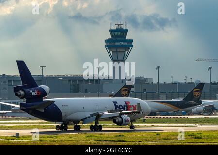 FedEx McDonnell Douglas MD-11, nach der Landung, Flughafen Köln-Bonn, CGN, Boeing 747, Jumbo Jet, Frachtflugzeug UPS Airlines des Logistikunternehmens UPS Stockfoto