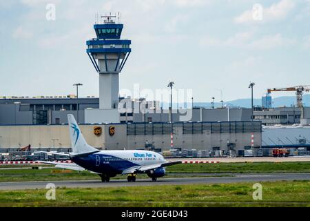Flughafen Köln-Bonn, CGN, Rumänische Fluggesellschaft, Blue Air, Boeing 737-500, Nach der Landung Skyline, Kölner Dom, Köln, NRW, Deutschland Stockfoto