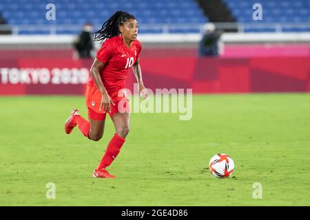 06. August 2021: Ashley Lawrence (10) aus Kanada läuft mit dem Ball während der Olympischen Spiele 2020 in Tokio Frauen-Fußball-Goldmedaille zwischen Kanada und Schweden im Internationalen Stadion Yokohama in Tokio, Japan. Daniel Lea/CSM} Stockfoto