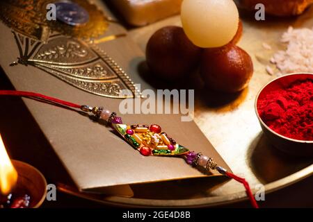 Nahaufnahme Rakhi in einem dekorativen Thali anlässlich von Rakshabandhan gehalten Stockfoto