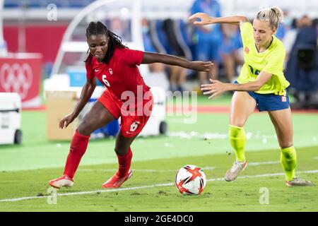 06. August 2021: DeAnne Rose (6) aus Kanada und Nathalie Bjorn (14) aus Schweden jagen den Ball während der Überstunden der Olympischen Spiele 2020 in Tokio, dem Goldmedaillenspiel der Frauen zwischen Kanada und Schweden im Internationalen Stadion Yokohama in Tokio, Japan. Daniel Lea/CSM} Stockfoto