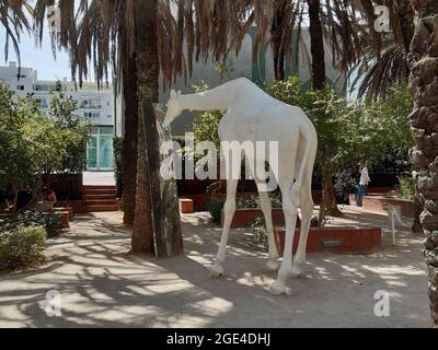Weiße Giraffenskulptur der portugiesischen Künstlerin Fernanda Fragateiro für die EXPO 98, Wasserpark, parque das nacoes, Lissabon, Portugal Stockfoto