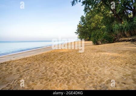 Wunderschöne Aussicht auf den Strand von Mai Khao in Phuket, Thailand Stockfoto