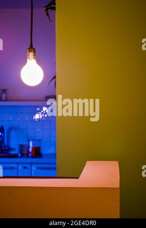 Minimaler kosmetischer Hintergrund für die Produktpräsentation. Kosmetische Flasche Podium und grünes Blatt auf grauem Hintergrund. 3d Stockfoto
