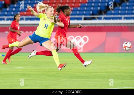 06. August 2021: Stina Blackstenius (11) aus Schweden und Kadeisha Buchanan (3) aus Kanada laufen nach dem Ball während der Olympischen Spiele in Tokio 2020, dem Goldmedaillenspiel der Frauen zwischen Kanada und Schweden im Internationalen Stadion Yokohama in Tokio, Japan. Daniel Lea/CSM} Stockfoto