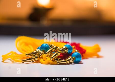 Nahaufnahme der schönen Rakhis auf dunklem Hintergrund Stockfoto