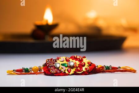 Nahaufnahme der schönen Rakhis auf dunklem Hintergrund Stockfoto