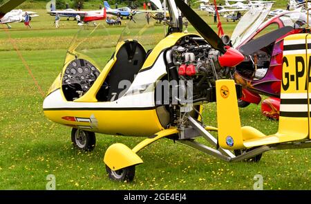 Popham, bei Basingstoke, England - August 2021: Zweisitzige Gyrocopter, die auf einem Grasflugplatz geparkt ist Stockfoto