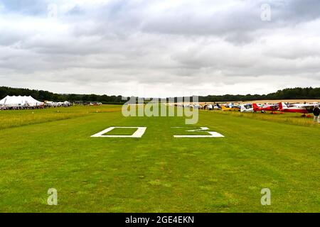 Popham, bei Basingstoke, England - 2021. August:die Grasspiste 03 in Popham ist eine der beiden Start- und Landebahnen des Flugplatzes Stockfoto