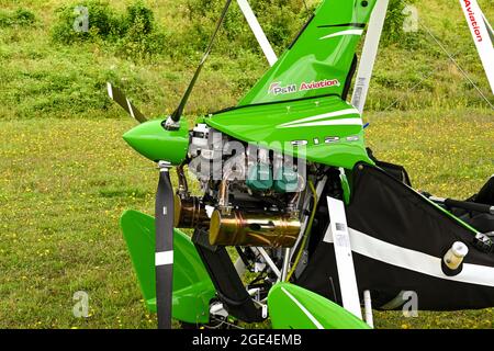 Popham, bei Basingstoke, England - August 2021:Nahaufnahme des Motors und Propellers eines Ultraleichtflugzeugs. Stockfoto