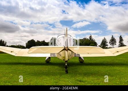 Popham, bei Basingstoke, England - August 2021: Rückansicht eines einmotorigen Propellerflugzeugs von Jodel Stockfoto