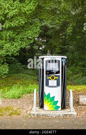 Basingstoke, England - August 2021: Ladestation für Elektroautos im Besitz und betrieben von BP Pulse Stockfoto