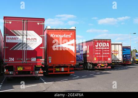 Andover, England - Juni 2021: Reihe von Lastwagen, die an einer Tankstelle in der Nähe von Stonehenge geparkt sind Stockfoto