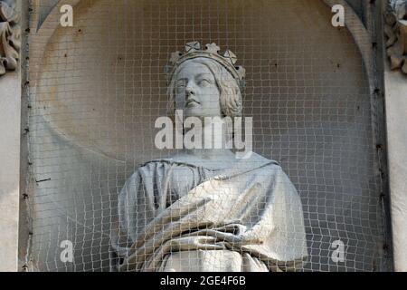 Skulptur einer jungen Queen Victoria in den McLellan Gallerien in der Sauchiehall Street in Glasgow Stockfoto